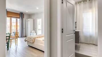 Studio, balcon | Coffres-forts dans les chambres, bureau, chambres insonorisées