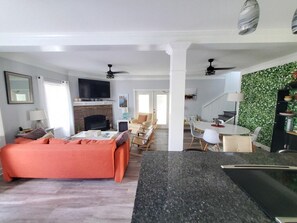 하우스, 침대(여러 개), 수영장 이용, 수영장 전망 (All Decked Out) | 거실 공간