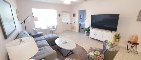 Apartamento, varias camas, patio, vistas al jardín (E Street Retreat) | Zona de estar | Televisión de pantalla plana de 42 pulgadas con canales digitales