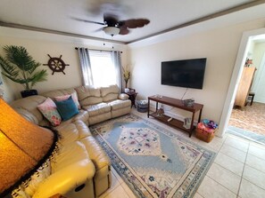 Casa, varias camas, cocina (Tropical Holiday) | Zona de estar | Televisión de pantalla plana de 42 pulgadas con canales digitales