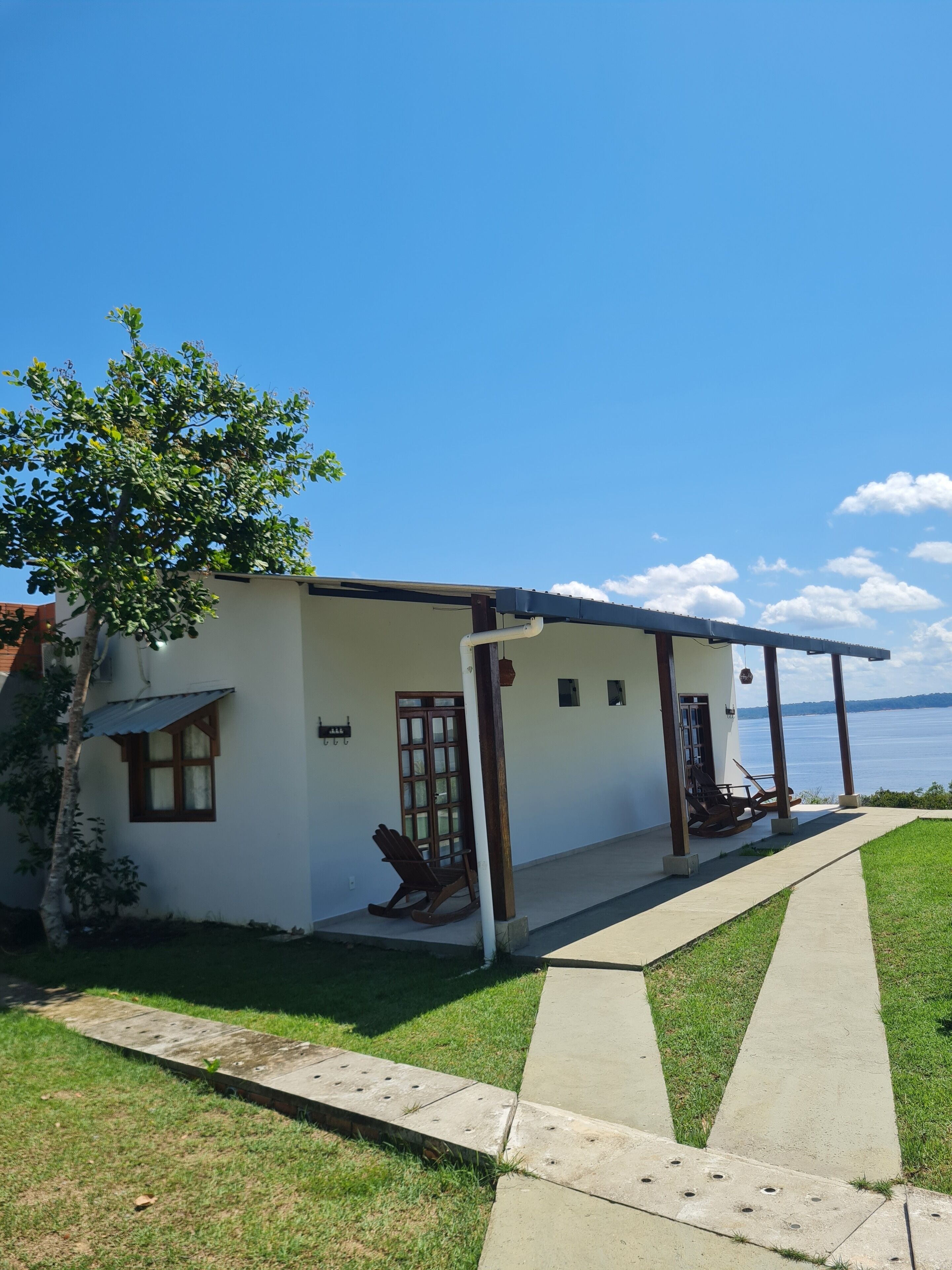 Quarto triplo luxo, vista para o rio | Escrivaninha, espaço de trabalho para notebook, Wi-Fi de cortesia