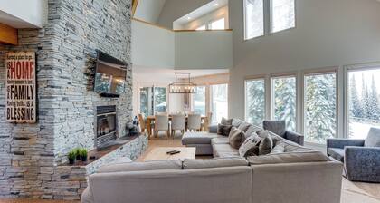 Pet Friendly 4 bed/3 bath home right on the skiway! Hot Tub, Ski Room & Loft