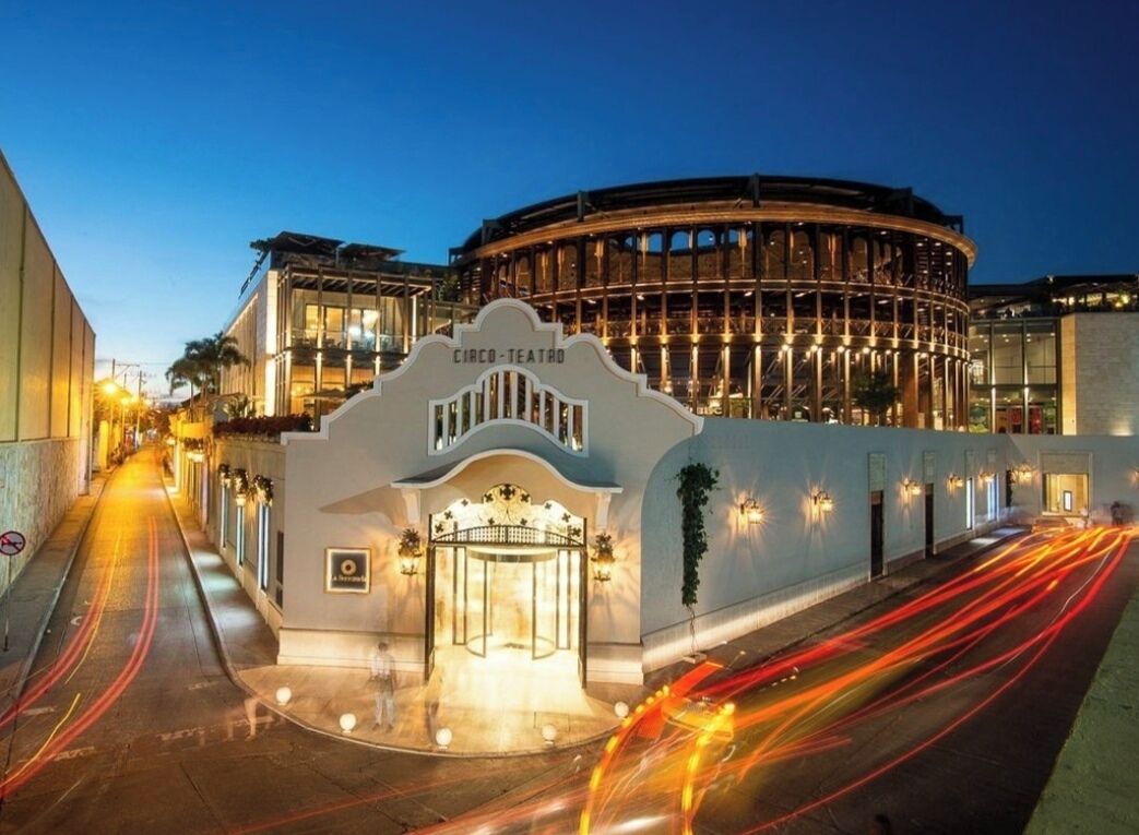 A building with a circular structure and a sign reading "CIRCO-TEATRO".