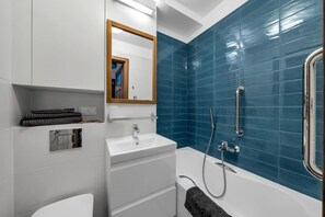 Kostenlose Toilettenartikel, Haartrockner, Handtücher, Toilettenpapier