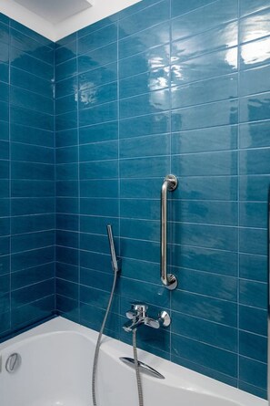 Free toiletries, hair dryer, towels, toilet paper - Koźmiana Apartment - Workspace, Bus&Park nearby - by Rentujemy (Warszawa)