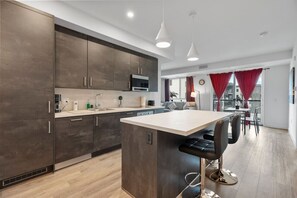 Frigorífico, microondas, horno y placa de cocina