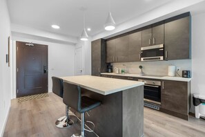 Frigorífico, microondas, horno y placa de cocina