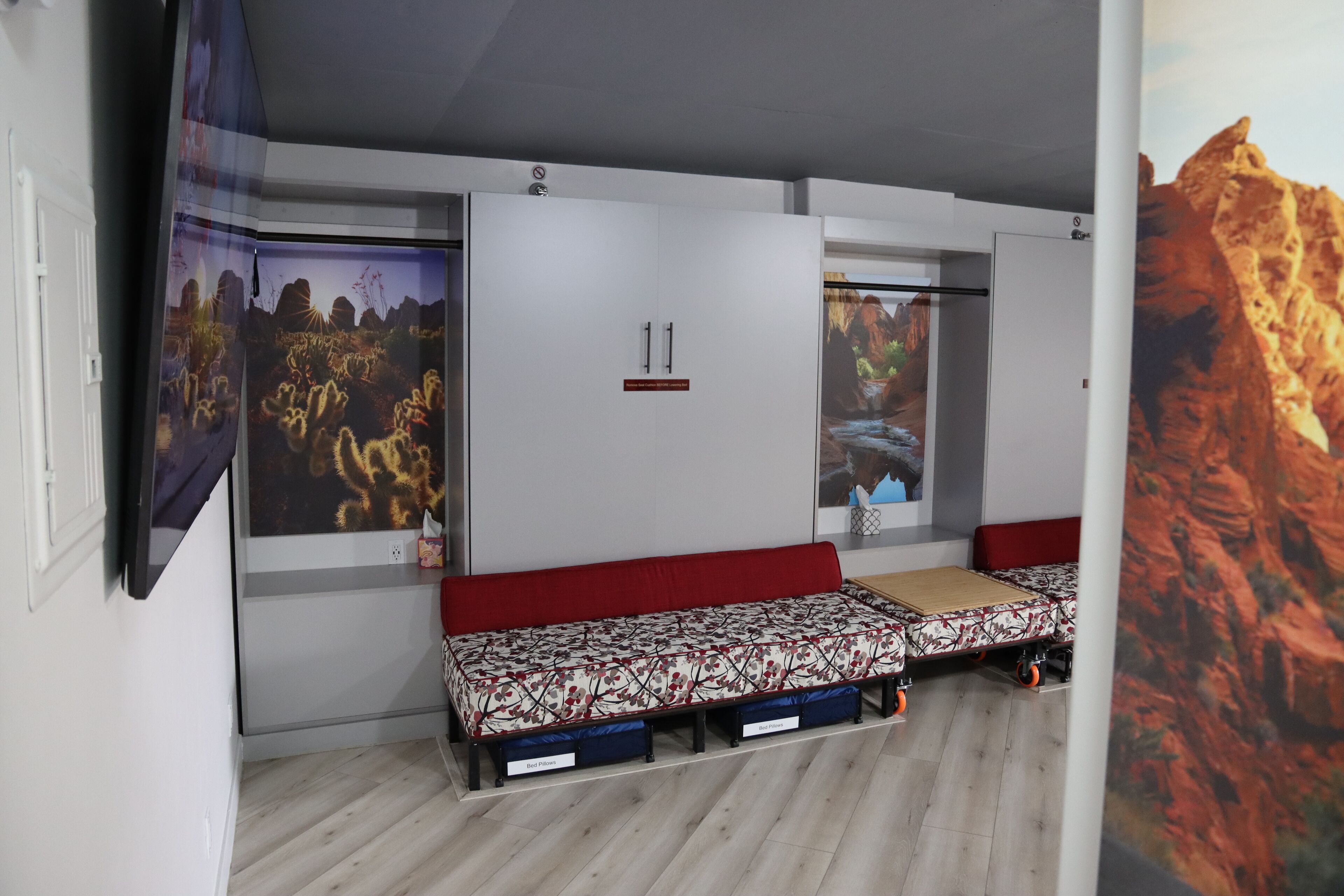 Una habitación con cama, armario y espejo.