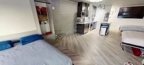 LVStripHouse JC406 Condo Sleeps 6 | Egyptian cotton sheets, premium bedding, memory foam beds - LVStripHouse Condos Sleeps up to 14 (Las Vegas)