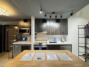 LVStripHouse JC408+JC406 3BD/3BA Condo Sleeps 14 | In-room dining