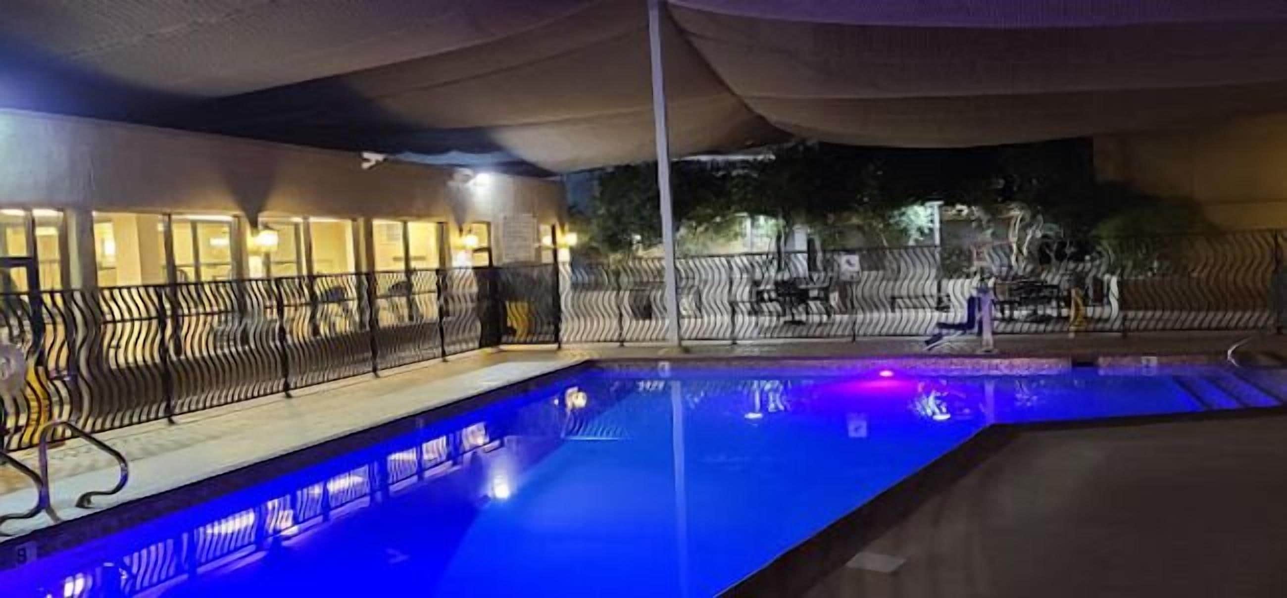 2 座室外游泳池，提供遮陽小屋 (付費)和泳池遮陽傘