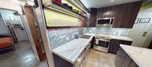 冰箱、微波炉、烤箱、炉灶