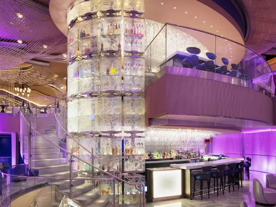 10 bars/lounges, poolside bar