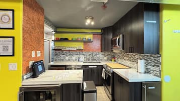 Jääkaappi, mikroaaltouuni, uuni, liesi