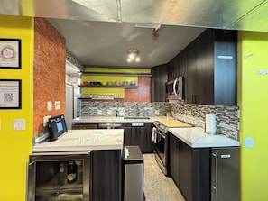 Fridge, microwave, oven, stovetop - LVStripHouse Condos Sleeps up to 14 (Las Vegas)