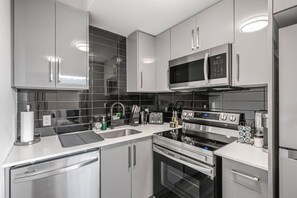 Geladeira, micro-ondas, fogão, cooktop