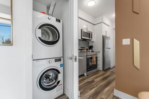 Fridge, microwave, oven, dishwasher - Tranquil 2BR Retreat Near Falls (Niagara Falls)