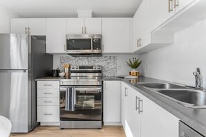 Frigorífico, microondas, horno y placa de cocina