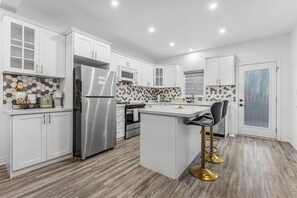 Een koelkast, een microgolfoven, een oven, een kookplaat