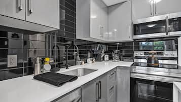 Køleskab, mikrobølgeovn, ovn, kogeplade