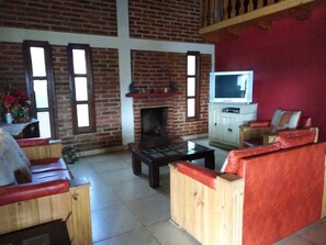 Televisie en een open haard