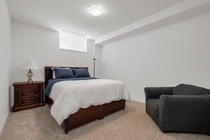 2 bedrooms, desk, iron/ironing board, WiFi - Private & Cozy 2BR Retreat Near Niagara Falls (Thorold)