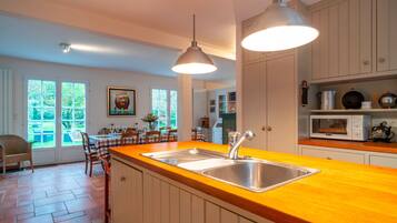 Refrigerador, microondas, horno y lavavajillas