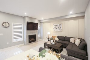 TV, fireplace - NEW & Family Friendly 3BR w\BBQ | 4 Mins To Falls! (Niagara Falls)