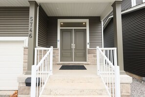 Exterior detail - NEW & Family Friendly 3BR w\BBQ | 4 Mins To Falls! (Niagara Falls)