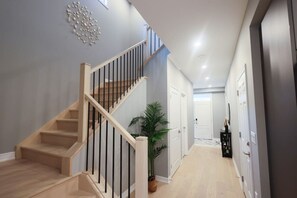 Interior - NEW & Family Friendly 3BR w\BBQ | 4 Mins To Falls! (Niagara Falls)