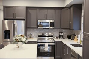 Fridge, microwave, oven, stovetop - NEW & Family Friendly 3BR w\BBQ | 4 Mins To Falls! (Niagara Falls)