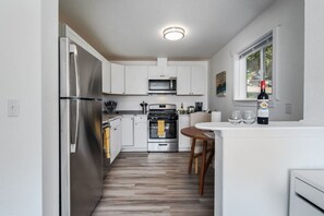 Fridge, microwave, stovetop, dishwasher