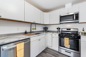 Kühlschrank, Mikrowelle, Herdplatte, Geschirrspüler