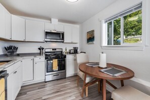Fridge, microwave, stovetop, dishwasher