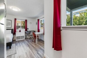 Desk, iron/ironing board, WiFi, bed sheets