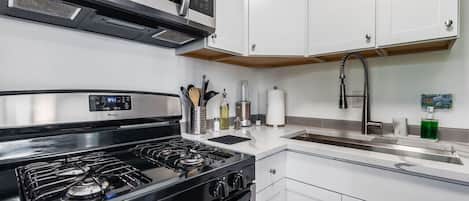 Kühlschrank, Mikrowelle, Herdplatte, Wasserkocher mit Kaffee-/Teezubehör