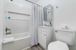 Hair dryer - Remodeled Studio in Heart of DT Tacoma - 5 (Tacoma)