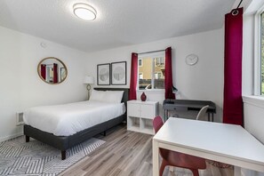 1 dormitori, escriptori, planxa i posts de planxar i wifi