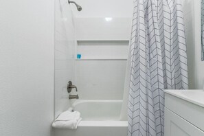 Hair dryer - Remodeled Studio in Heart of DT Tacoma - 5 (Tacoma)