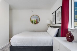 Desk, iron/ironing board, WiFi, bed sheets