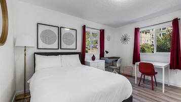 Bureau, fer et planche à repasser, Wi-Fi, draps fournis