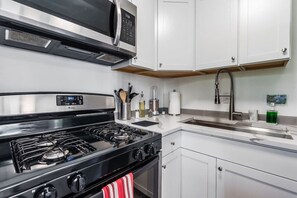 Fridge, microwave, stovetop, coffee/tea maker - Remodeled Studio in Heart of DT Tacoma - 3 (Tacoma)