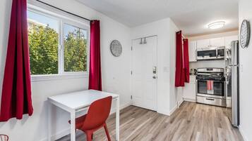 Réfrigérateur, micro-ondes, plaque de cuisson, cafetière/bouilloire