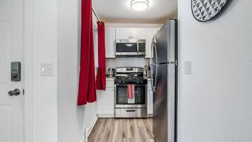 Réfrigérateur, micro-ondes, plaque de cuisson, cafetiÚre/bouilloire