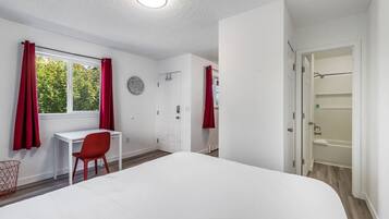 Een bureau, een strijkplank/strijkijzer, wifi, beddengoed