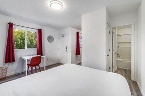 Skrivebord, strykejern/-brett, wi-fi og sengetøy