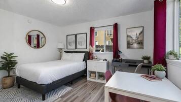 Bureau, fer et planche à repasser, Wi-Fi, draps fournis