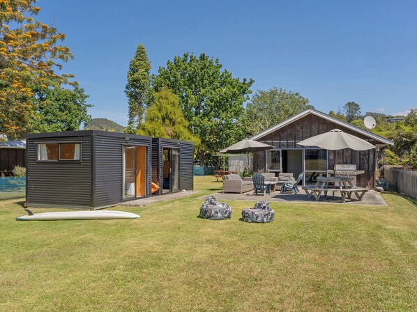 Outdoor dining - The Bach at 44 - Cooks Beach Holiday Home (Cooks Beach)