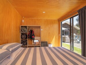 2 bedrooms, WiFi, bed sheets - The Bach at 44 - Cooks Beach Holiday Home (Cooks Beach)