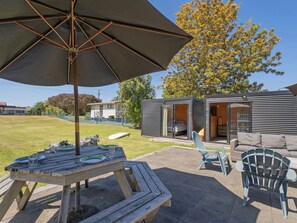 Outdoor dining - The Bach at 44 - Cooks Beach Holiday Home (Cooks Beach)